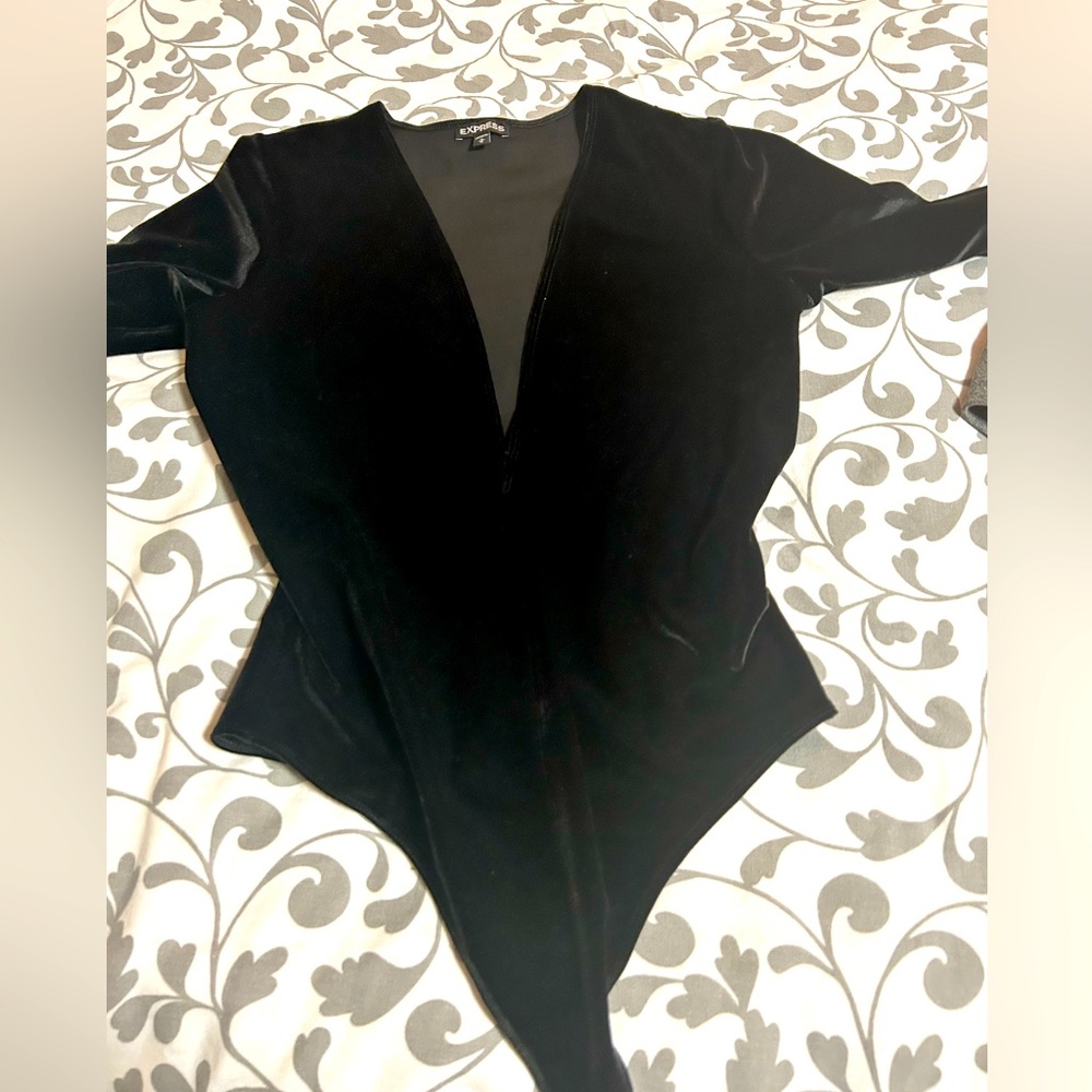 Plunge v neck line